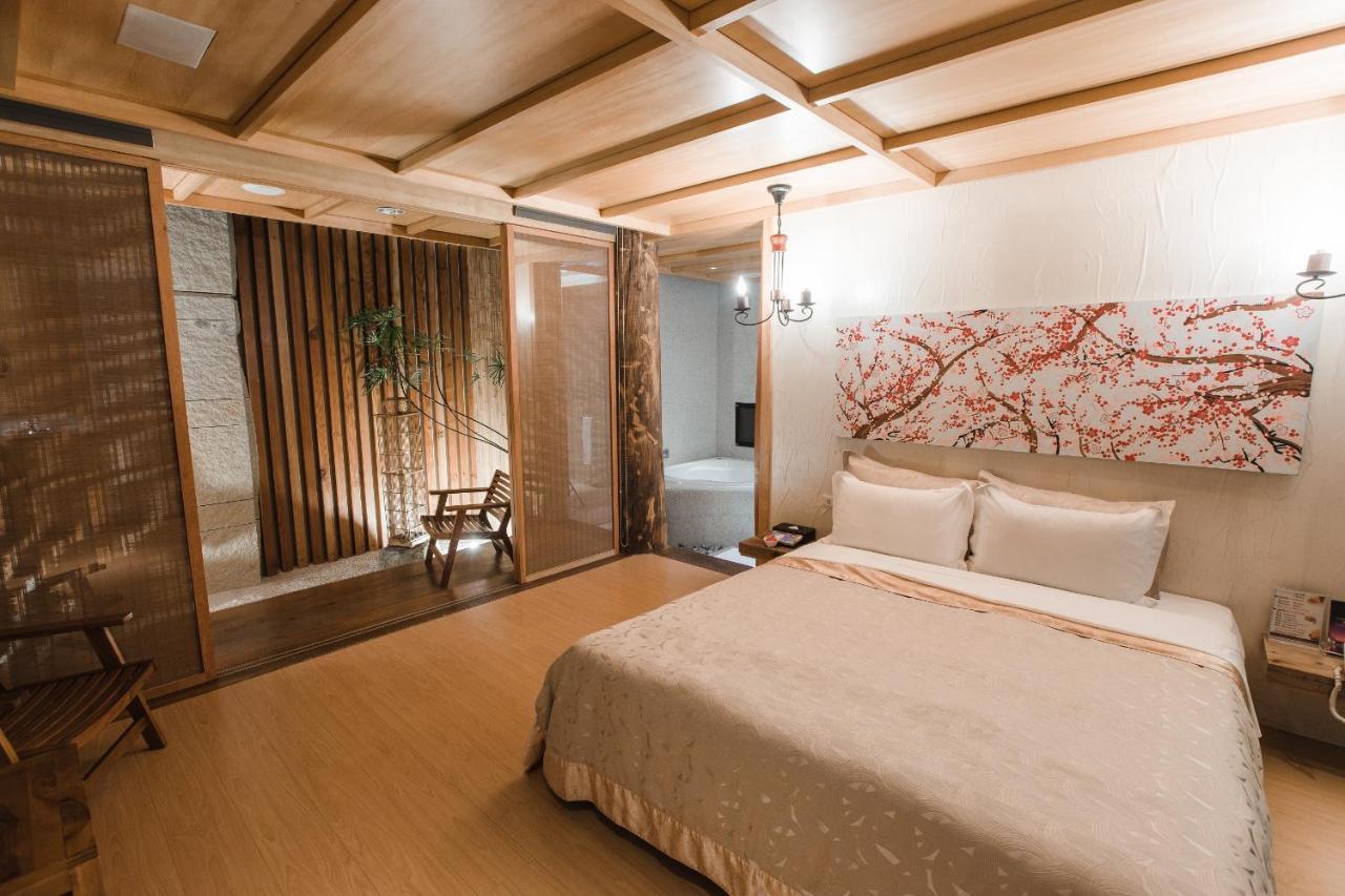 Motel Stars Тайчжун Экстерьер фото